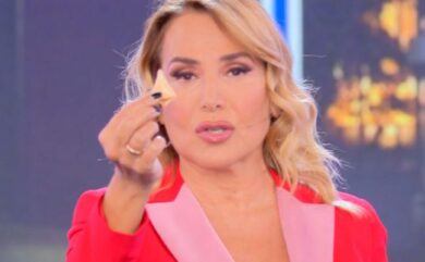 Coronavirus, Barbara D’Urso mangia un biscotto cinese durante la diretta