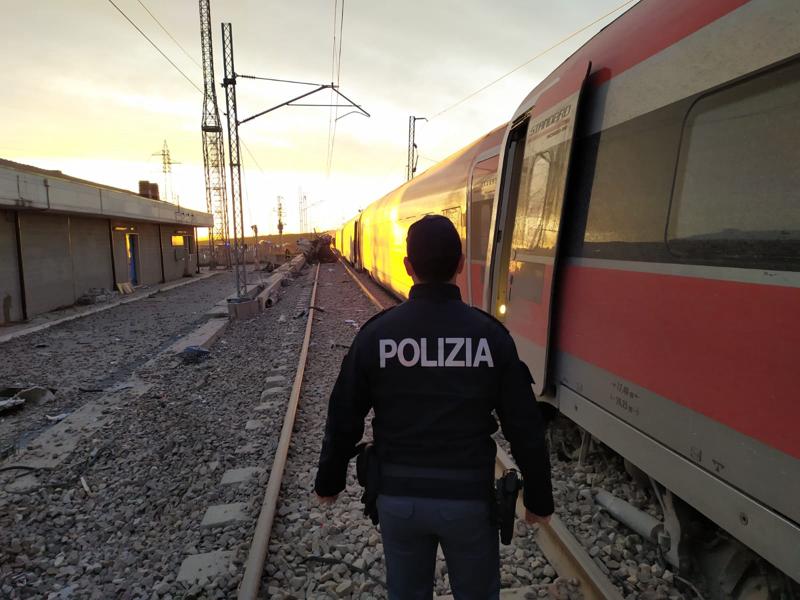 Deraglia treno alta velocità a Lodi, due morti e 31 feriti. Video – Foto