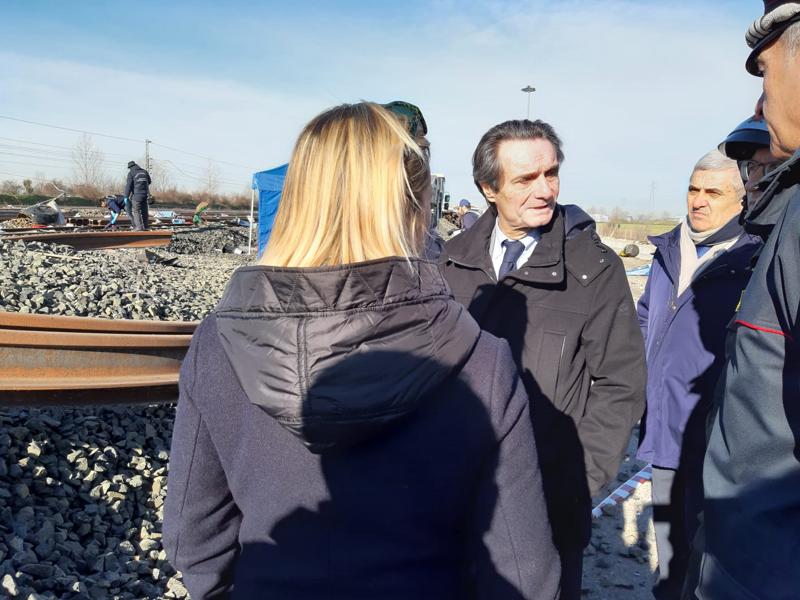 Treno deragliato Lodi, Fontana sul posto: “Sono addolorato, fare chiarezza” Treno deragliato Lodi, Fontana sul posto: “Sono addolorato, fare chiarezza”
