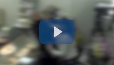 Massacra la compagna di botte, poi la minaccia con un coltello: il video