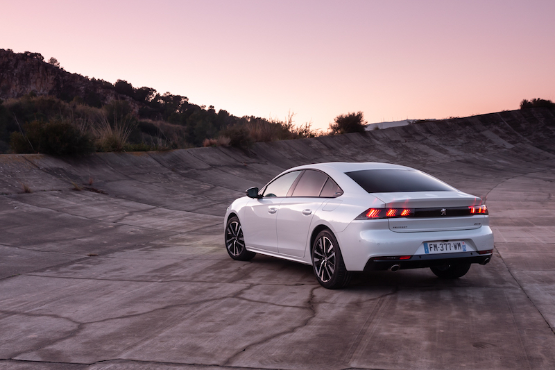 Peugeot  presenta i modelli ibridi con tecnologia plug-in