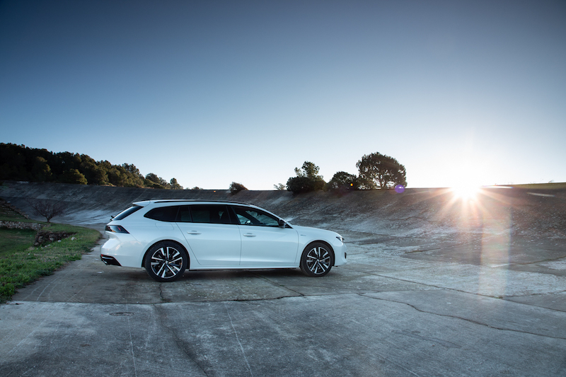 Peugeot  presenta i modelli ibridi con tecnologia plug-in