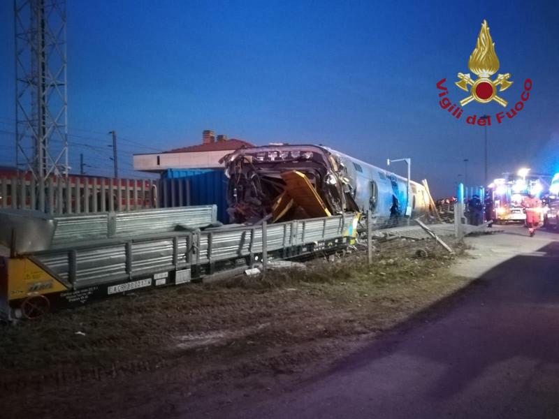 Treno deragliato Lodi: prime ricostruzioni. Foto e video Treno deragliato Lodi: prime ricostruzioni. Foto e video