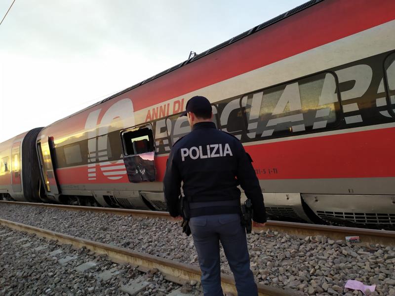 Treno deragliato Lodi: prime ricostruzioni. Foto e video Treno deragliato Lodi: prime ricostruzioni. Foto e video