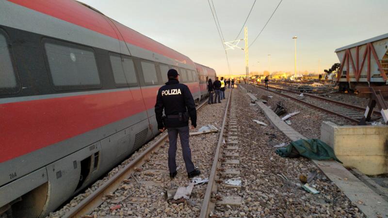 Treno deragliato Lodi: prime ricostruzioni. Foto e video Treno deragliato Lodi: prime ricostruzioni. Foto e video