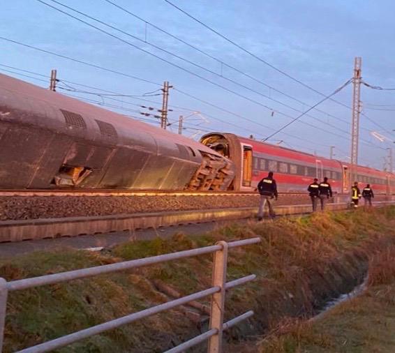 Treno deragliato Lodi: prime ricostruzioni. Foto e video Treno deragliato Lodi: prime ricostruzioni. Foto e video