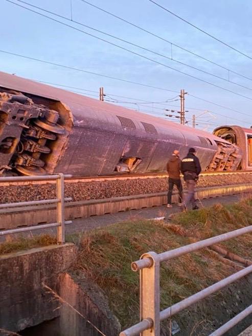 Treno deragliato Lodi: prime ricostruzioni. Foto e video Treno deragliato Lodi: prime ricostruzioni. Foto e video