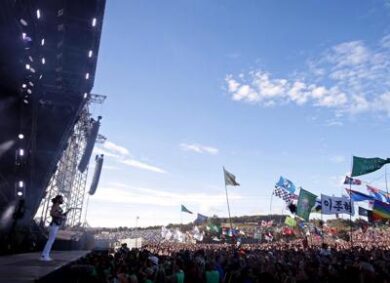 Da Sanremo a Glastonbury: il “Festival” all’italiana e nel resto nel mondo