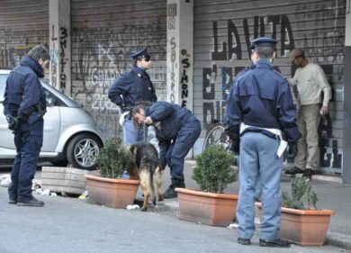 Armi e droga a San Basilio: il cane antidroga Condor brucia gli spacciatori