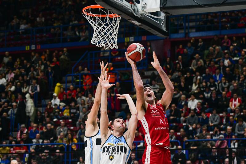 Olimpia Milano, Micov stende Cremona sulla sirena Olimpia Milano, Micov stende Cremona sulla sirena