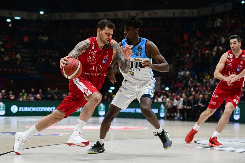 Olimpia Milano, Micov stende Cremona sulla sirena Olimpia Milano, Micov stende Cremona sulla sirena
