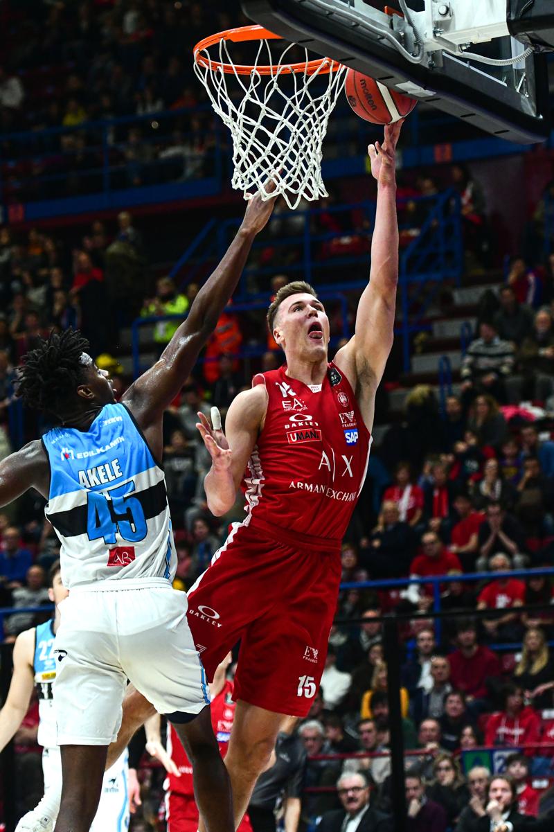Olimpia Milano, Micov stende Cremona sulla sirena Olimpia Milano, Micov stende Cremona sulla sirena