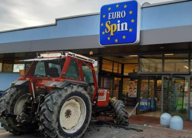 Trattore sfonda la vetrina del super. Ma è un flop la rapina in stile A-Team