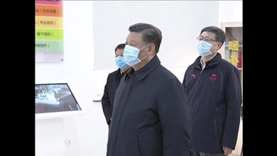 Coronavirus, Xi Jinping con la mascherina si misura la febbre: “Vinceremo”