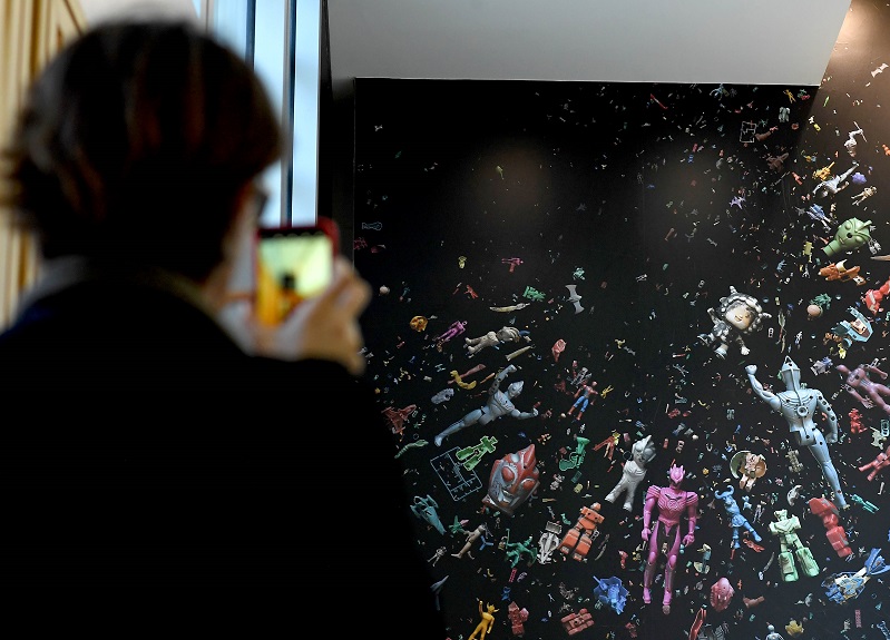 Palazzo Lombardia, installazioni su utilizzo consapevole plastica Palazzo Lombardia, installazioni su utilizzo consapevole plastica