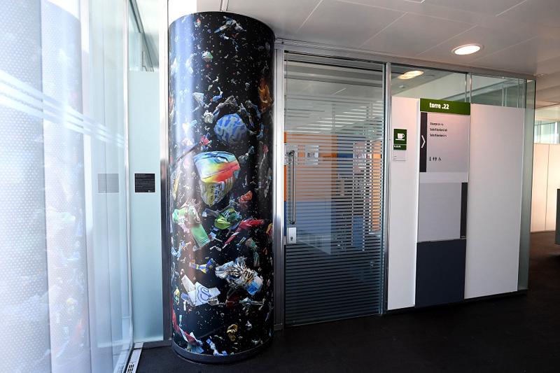 Palazzo Lombardia, installazioni su utilizzo consapevole plastica Palazzo Lombardia, installazioni su utilizzo consapevole plastica
