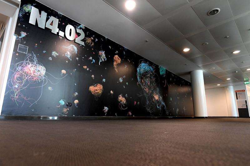 Palazzo Lombardia, installazioni su utilizzo consapevole plastica Palazzo Lombardia, installazioni su utilizzo consapevole plastica