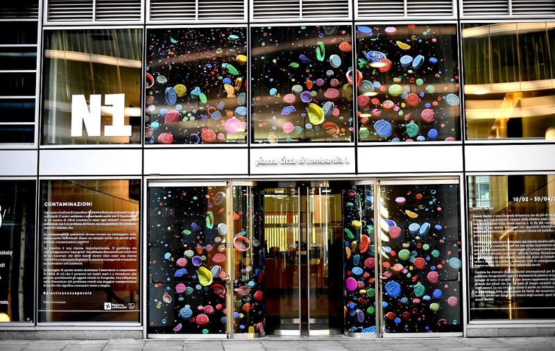 Palazzo Lombardia, installazioni su utilizzo consapevole plastica Palazzo Lombardia, installazioni su utilizzo consapevole plastica