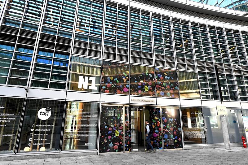 Palazzo Lombardia, installazioni su utilizzo consapevole plastica Palazzo Lombardia, installazioni su utilizzo consapevole plastica
