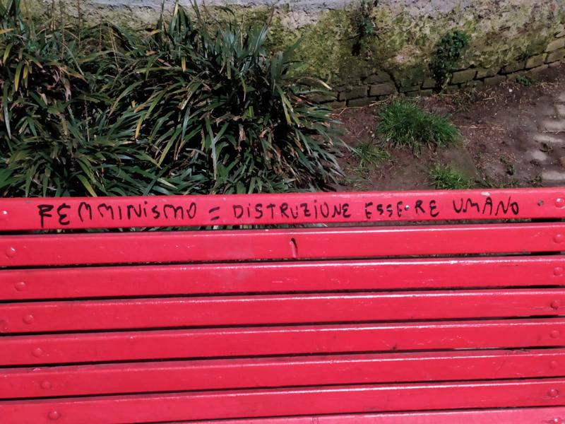 Scritte contro femminismo, imbrattata panchina rossa. Roggiani: gesto vile Scritte contro femminismo, imbrattata panchina rossa. Roggiani: gesto vile