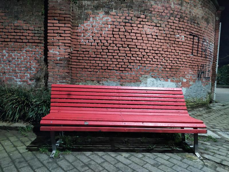 Scritte contro femminismo, imbrattata panchina rossa. Roggiani: gesto vile Scritte contro femminismo, imbrattata panchina rossa. Roggiani: gesto vile