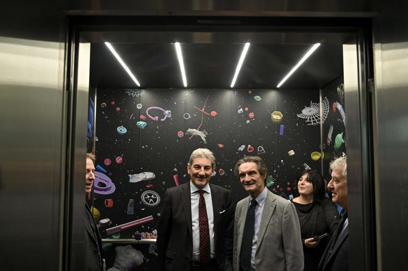 Palazzo Lombardia, installazioni su utilizzo consapevole plastica Palazzo Lombardia, installazioni su utilizzo consapevole plastica