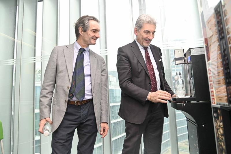 Palazzo Lombardia, installazioni su utilizzo consapevole plastica Palazzo Lombardia, installazioni su utilizzo consapevole plastica