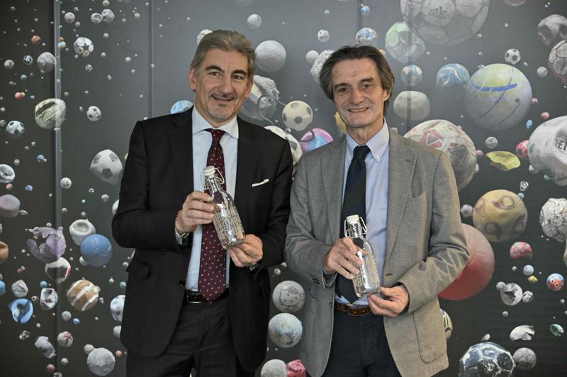 Palazzo Lombardia, installazioni su utilizzo consapevole plastica Palazzo Lombardia, installazioni su utilizzo consapevole plastica