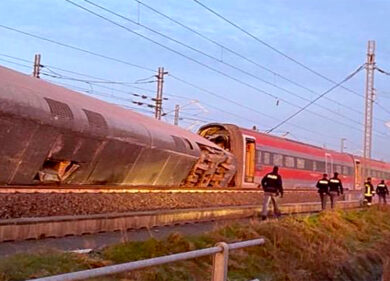 Treno deragliato Lodi: l’indagine si allarga. “Tolta la corrente allo scambio”