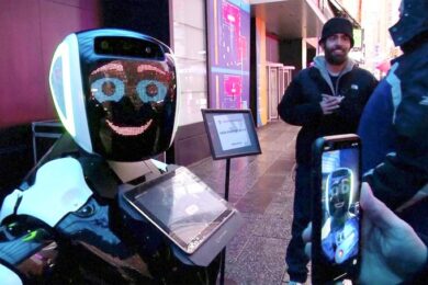 A Times Square un robot visita i passanti in cerca di sintomi del coronavirus