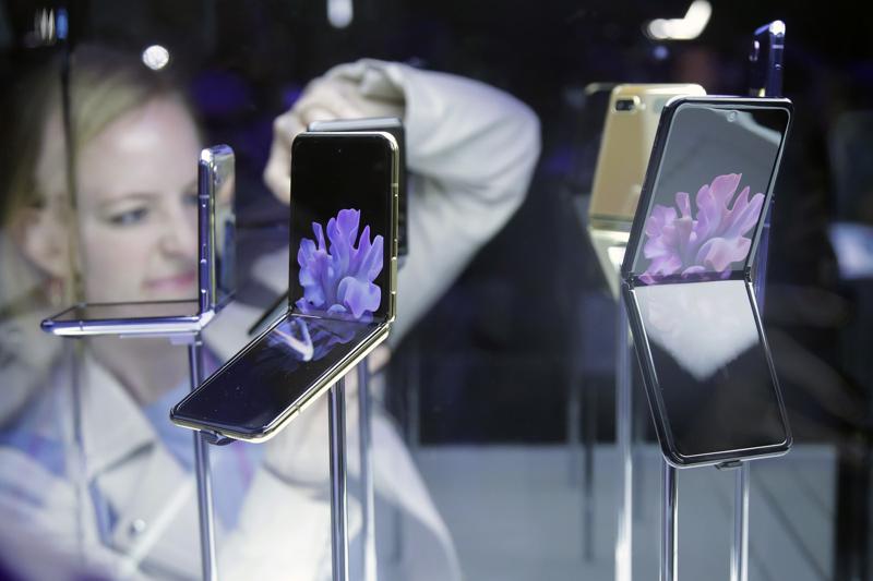 Smartphone: Samsung risponde ad Apple con il pieghevole Z Flip Smartphone: Samsung risponde ad Apple con il pieghevole Z Flip