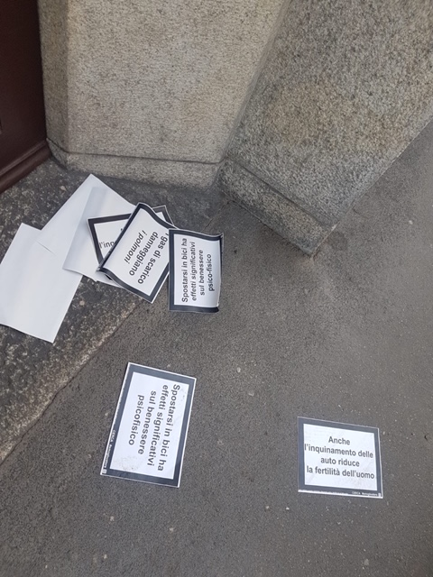 Se i Verdi per l’ambiente tappezzano di carta Milano Se i Verdi per l’ambiente tappezzano di carta Milano