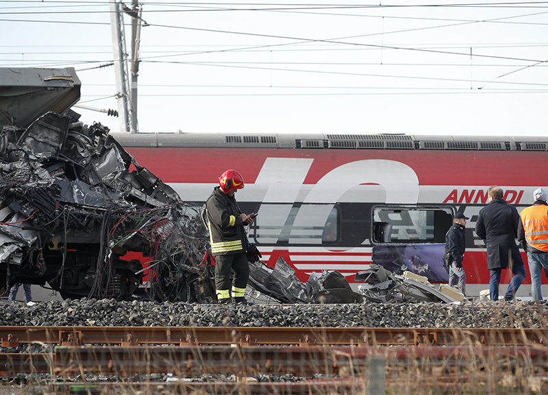 Treno deragliato Lodi: ipotesi problema tecnico. Al via il dissequestro Treno deragliato Lodi: ipotesi problema tecnico. Al via il dissequestro