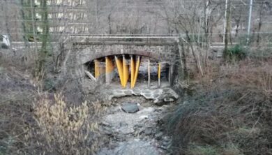 Verbania, puntelli sotto il ponte della ferrovia internazionale