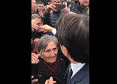 Un cittadino incoraggia Conte: ‘Blocca a Renzi!’. Guarda il video