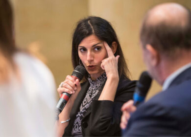 Roma: Raggi prepara il bis da sindaco ma con una lista civica. Il patto col Pd