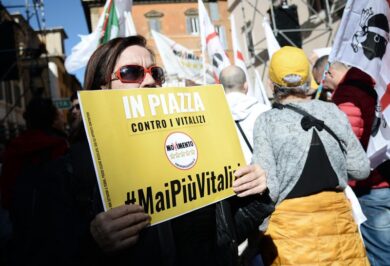 Vitalizi, M5s in piazza a Roma: “Stop ai privilegi della politica”