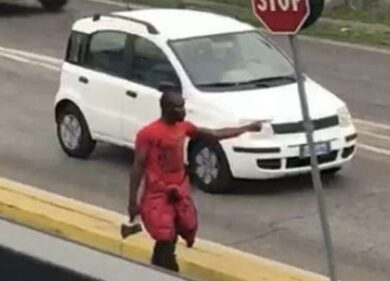 Mantova, aggredisce con un’ascia passante e carabinieri: arrestato