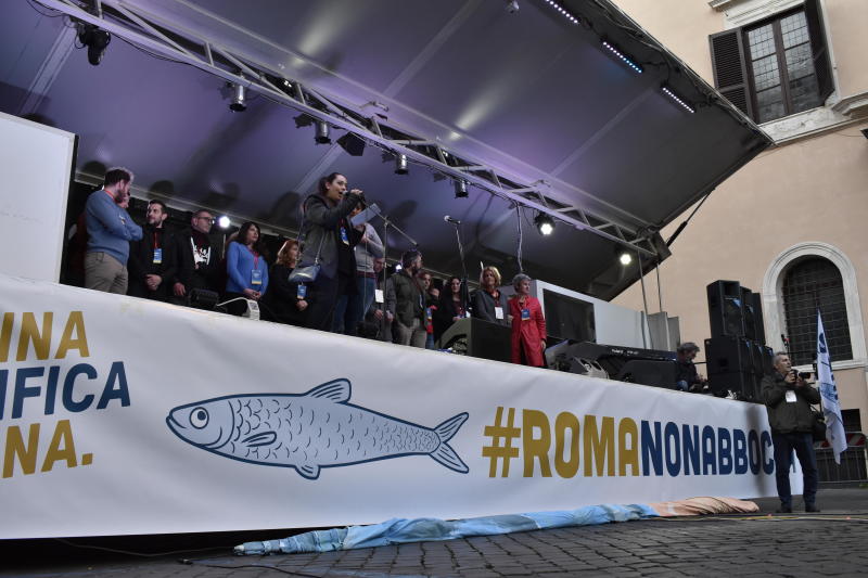 Sardine a Roma ma senza Santori: “Via i dl Sicurezza o si torni alle urne” Sardine a Roma ma senza Santori: “Via i dl Sicurezza o si torni alle urne”