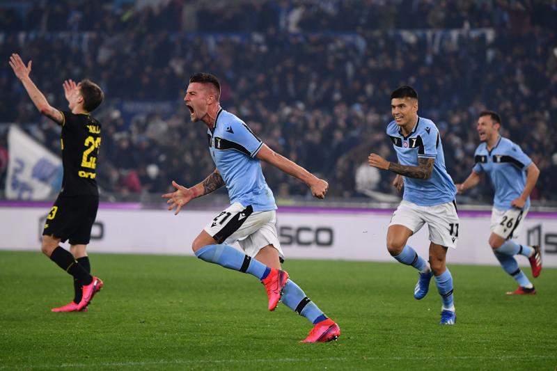 Lazio-Inter 2-1, è l’anti-Juve. Immobile e Milinkovic, gol e sogno scudetto Lazio-Inter 2-1, è l’anti-Juve. Immobile e Milinkovic, gol e sogno scudetto