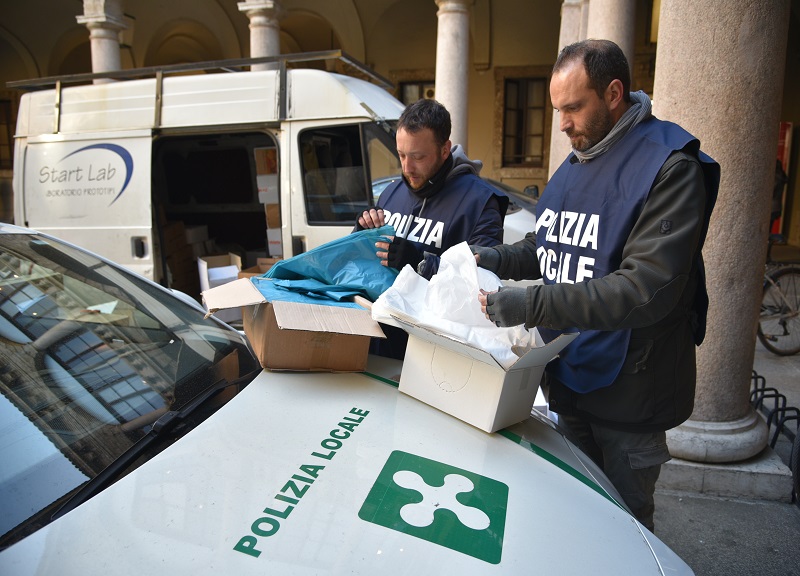Milano, Polizia locale sequestra 610mila sacchetti di plastica. FOTO Milano, Polizia locale sequestra 610mila sacchetti di plastica. FOTO