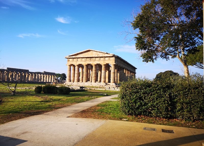 “Un triclinio per Nettuno”, l’arte contemporanea all’Archeologico di Paestum “Un triclinio per Nettuno”, l’arte contemporanea all’Archeologico di Paestum