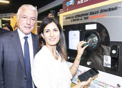 Metro C: Gaia non ricicla. Raggi resta con la bottiglia in mano, tra le risate