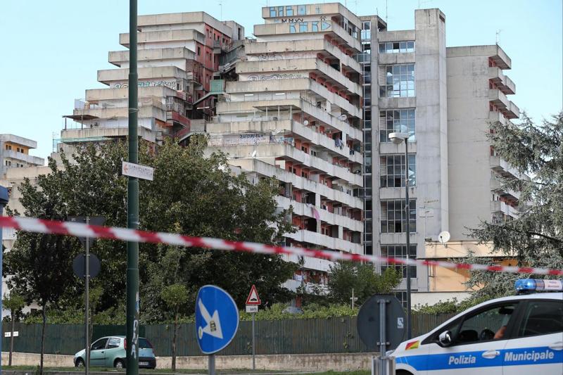 Addio alle vele di Scampia. Simbolo della Napoli di Gomorra Addio alle vele di Scampia. Simbolo della Napoli di Gomorra