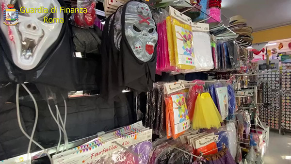 Il Coronavirus non ferma le maschere tarocche per Carnevale: sequestro record Il Coronavirus non ferma le maschere tarocche per Carnevale: sequestro record