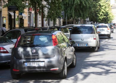Doppia fila, arriva l’app che ti salva dai vigili e dalla multa. È legale?