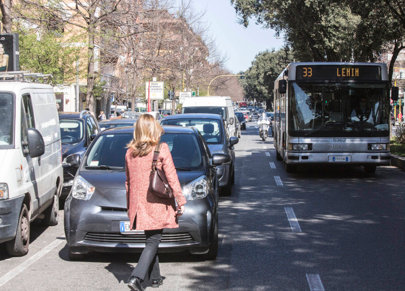 Doppia fila, arriva l’app che ti salva dai vigili e dalla multa. È legale?