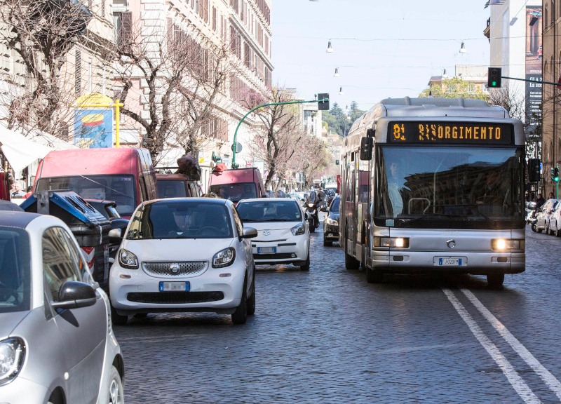 Doppia fila, arriva l’app che ti salva dai vigili e dalla multa. È legale?