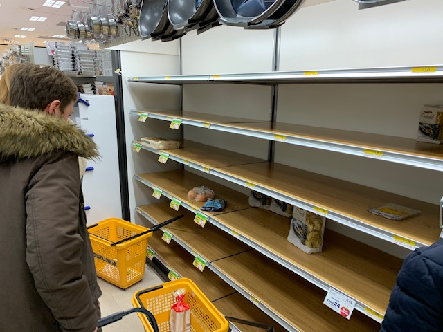 Coronavirus, psicosi a Milano: supermercati assaltati. FOTO Coronavirus, psicosi a Milano: supermercati assaltati. FOTO