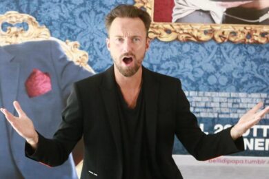 Coronavirus, 2 ragazzi aggrediscono anziano cinese, interviene Facchinetti